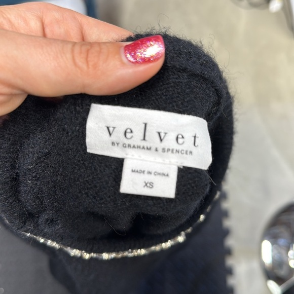 🇺🇸 Velvet Elegant Black Top with Embellished Neckline size extra small - Picture 8 of 8